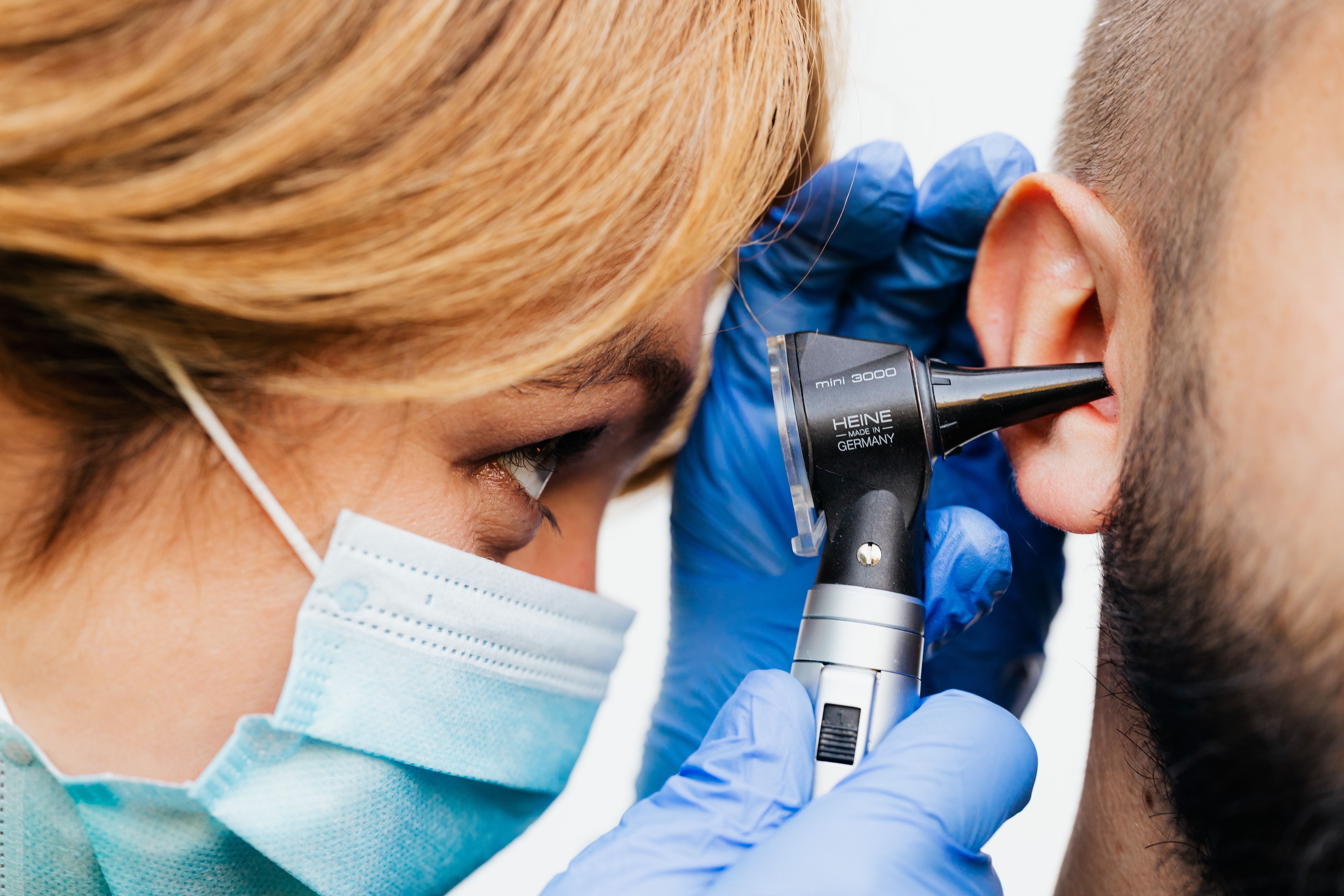 Tapón de cera en los oídos: ¿cómo quitarlos? - Instituto ORL IOM